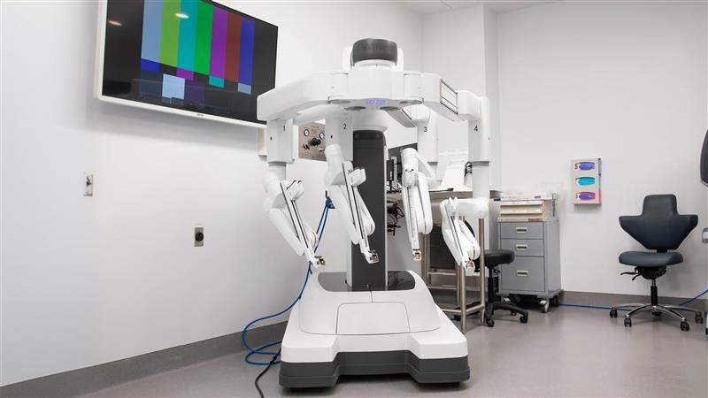 The da Vinci Xi robot at Mount Sinai Hospital is equipped with four robotic arms and a 3D camera, used for minimally invasive laparoscopic surgeries.