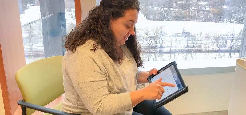 Speech language pathologist uses ipad