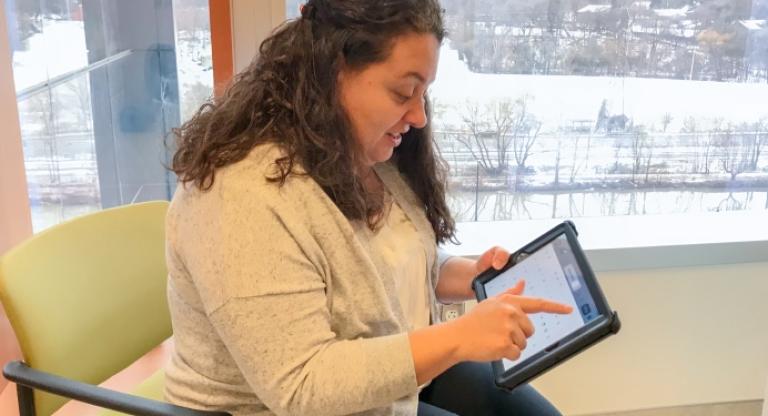 Speech language pathologist uses ipad